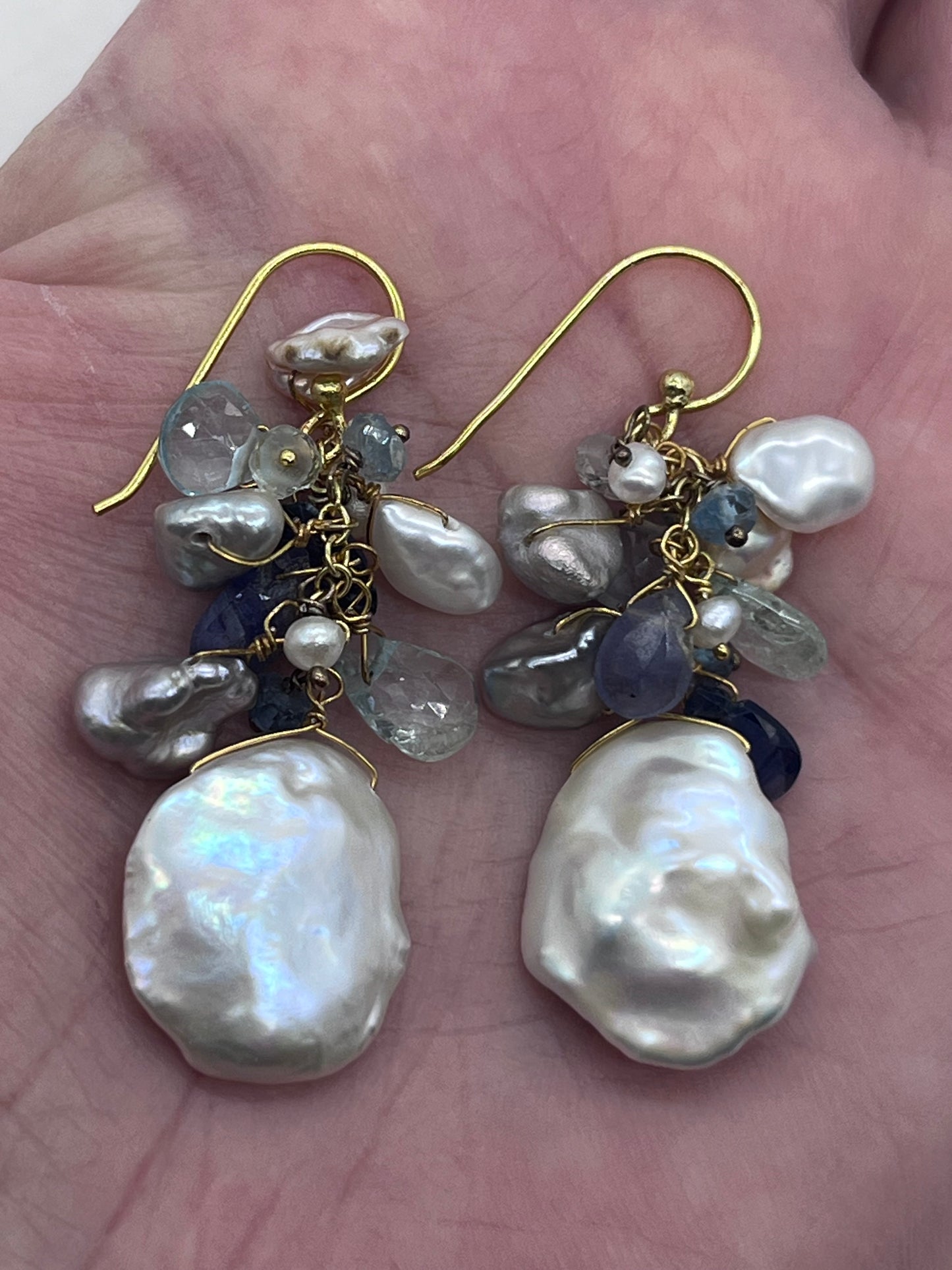 Zarcillos colgante Perlas grises arco iris aguamarinas