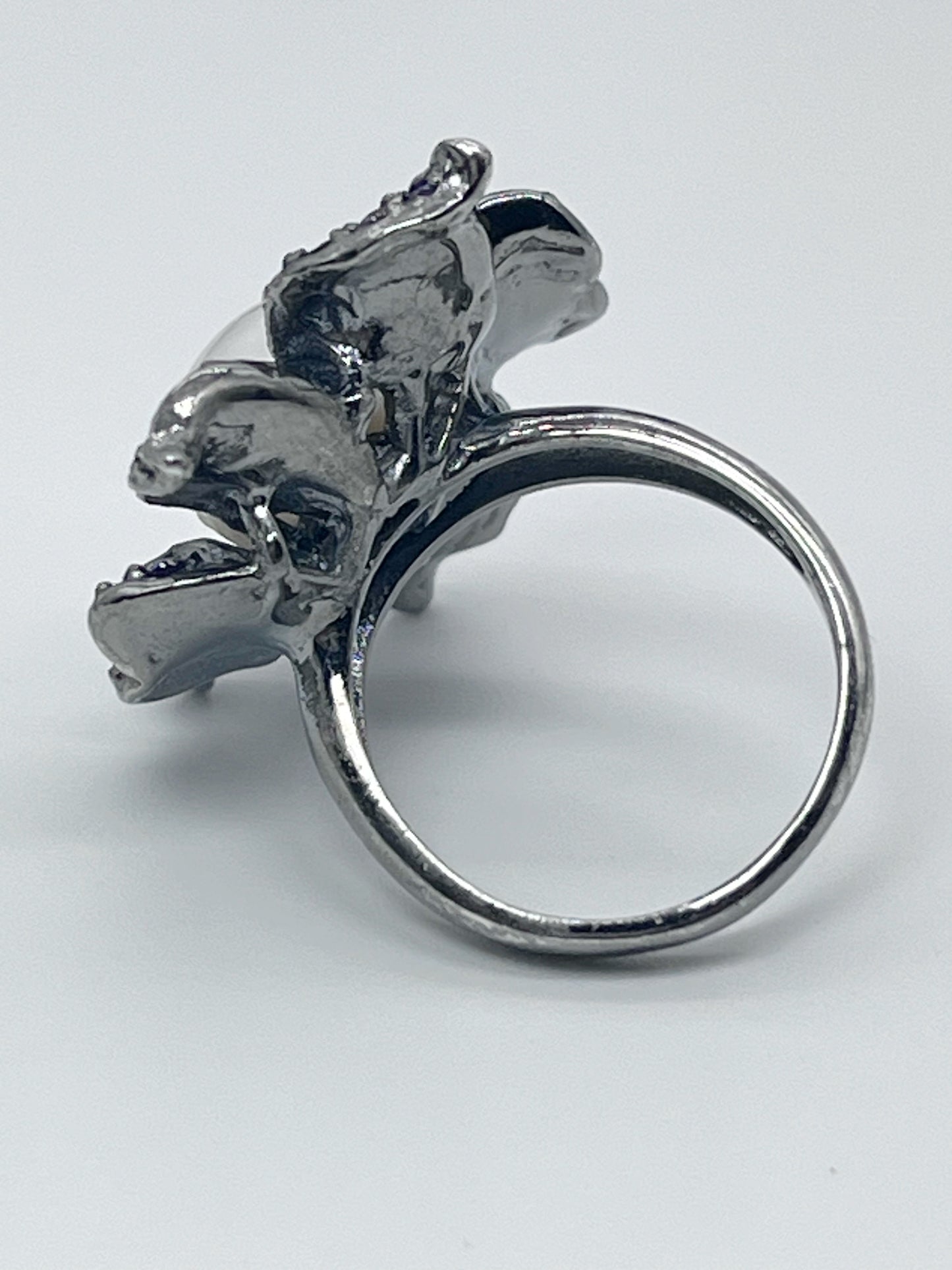 Flower-shaped ring 925 silver with original pearl and Rondel stones in purple and light purple tones.