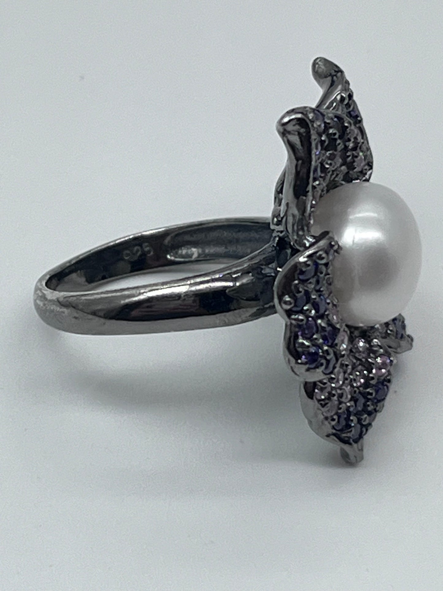 Flower-shaped ring 925 silver with original pearl and Rondel stones in purple and light purple tones.