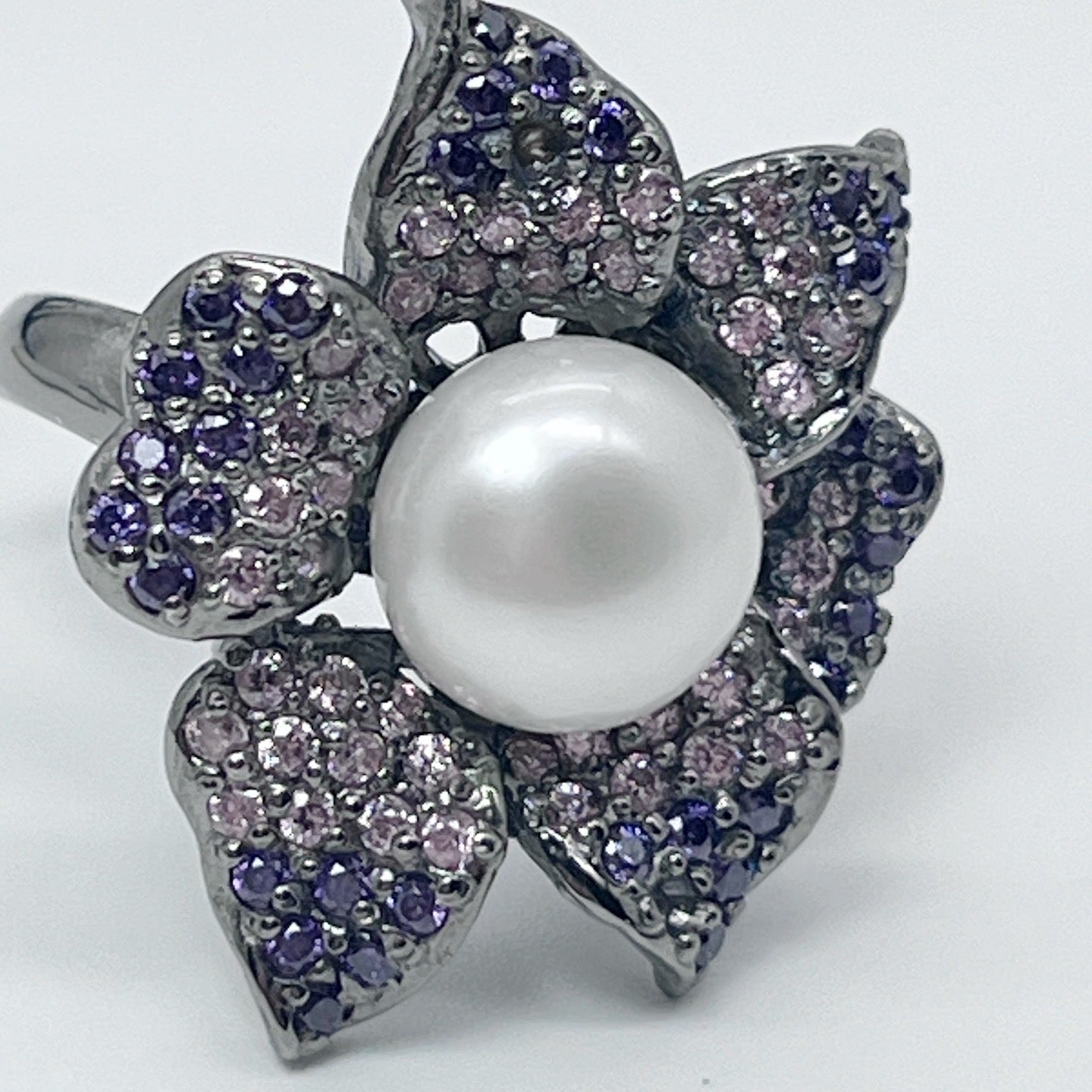 Flower-shaped ring 925 silver with original pearl and Rondel stones in purple and light purple tones.