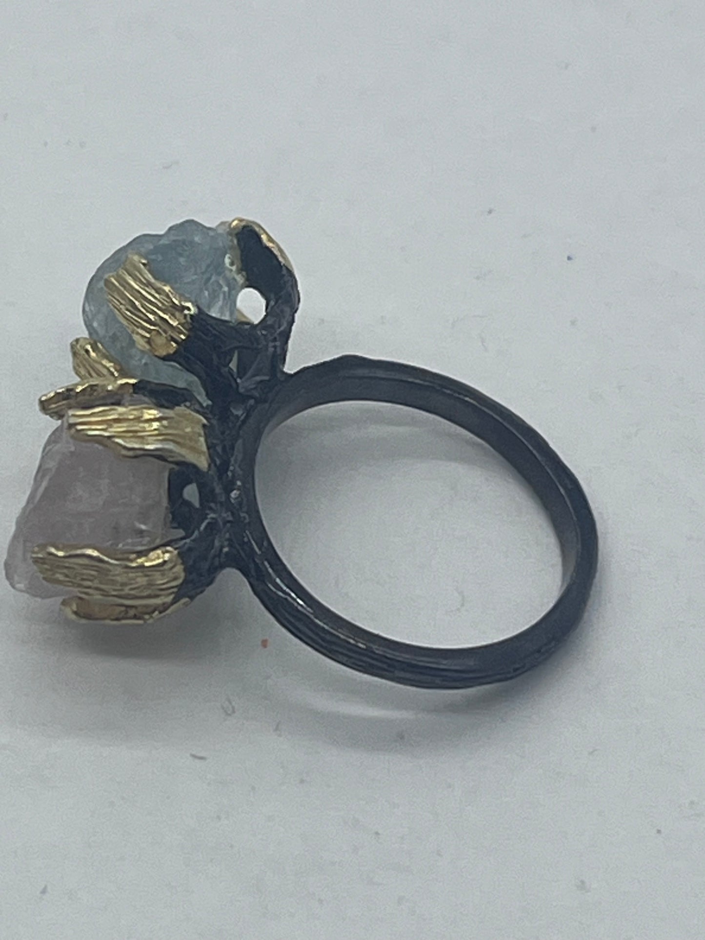 Anillo de diseño fino plata 925-ennegrecido-oro de 14 quilates aquamarine y Cuarzo Rosa en Bruto