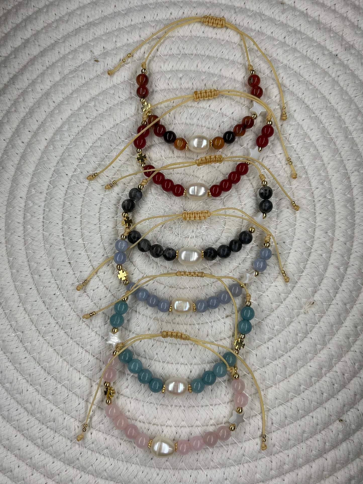 Pulseras Ajustable en piedras autenticas detalles en baño de oro