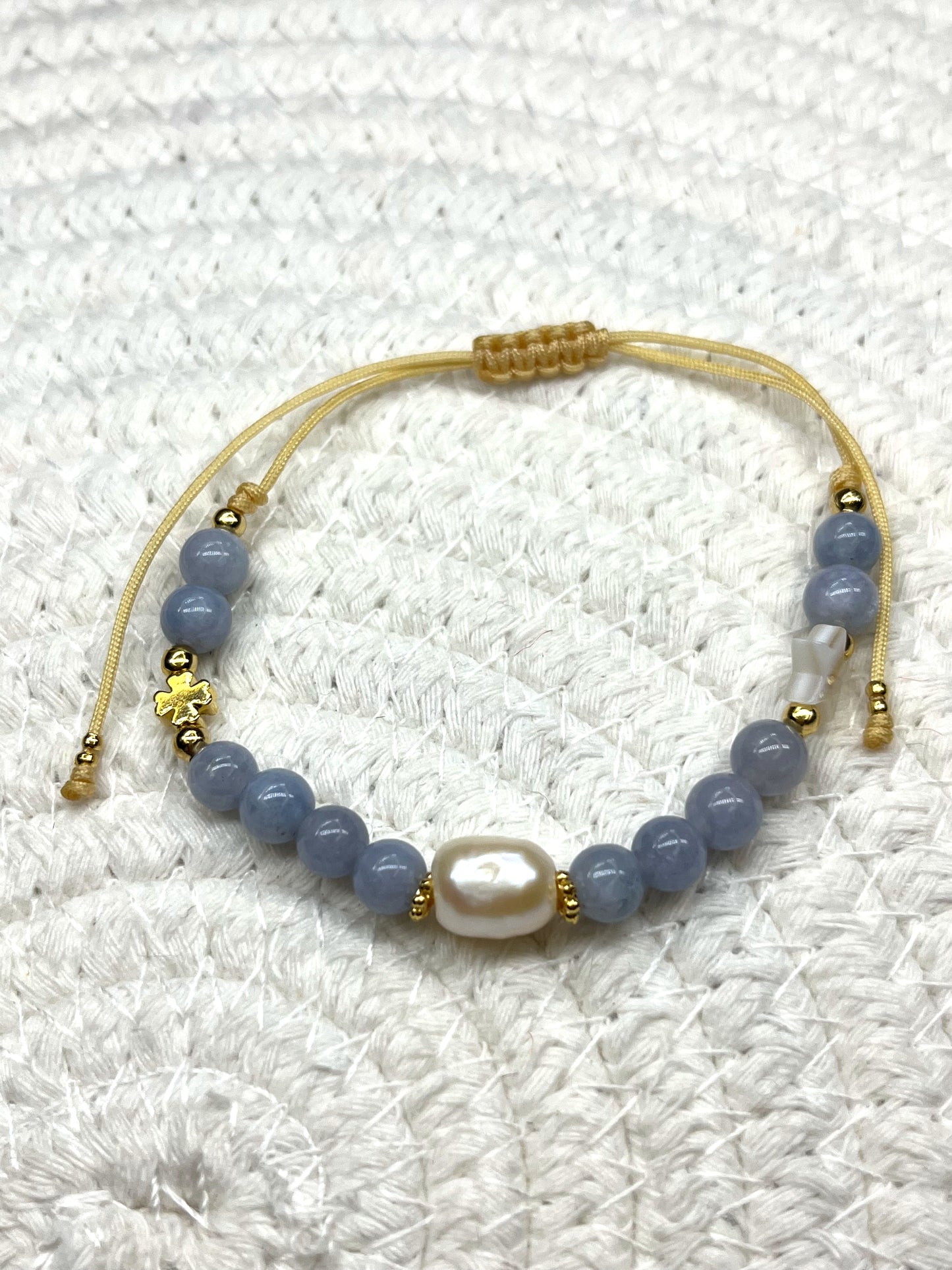 Pulseras Ajustable en piedras autenticas detalles en baño de oro