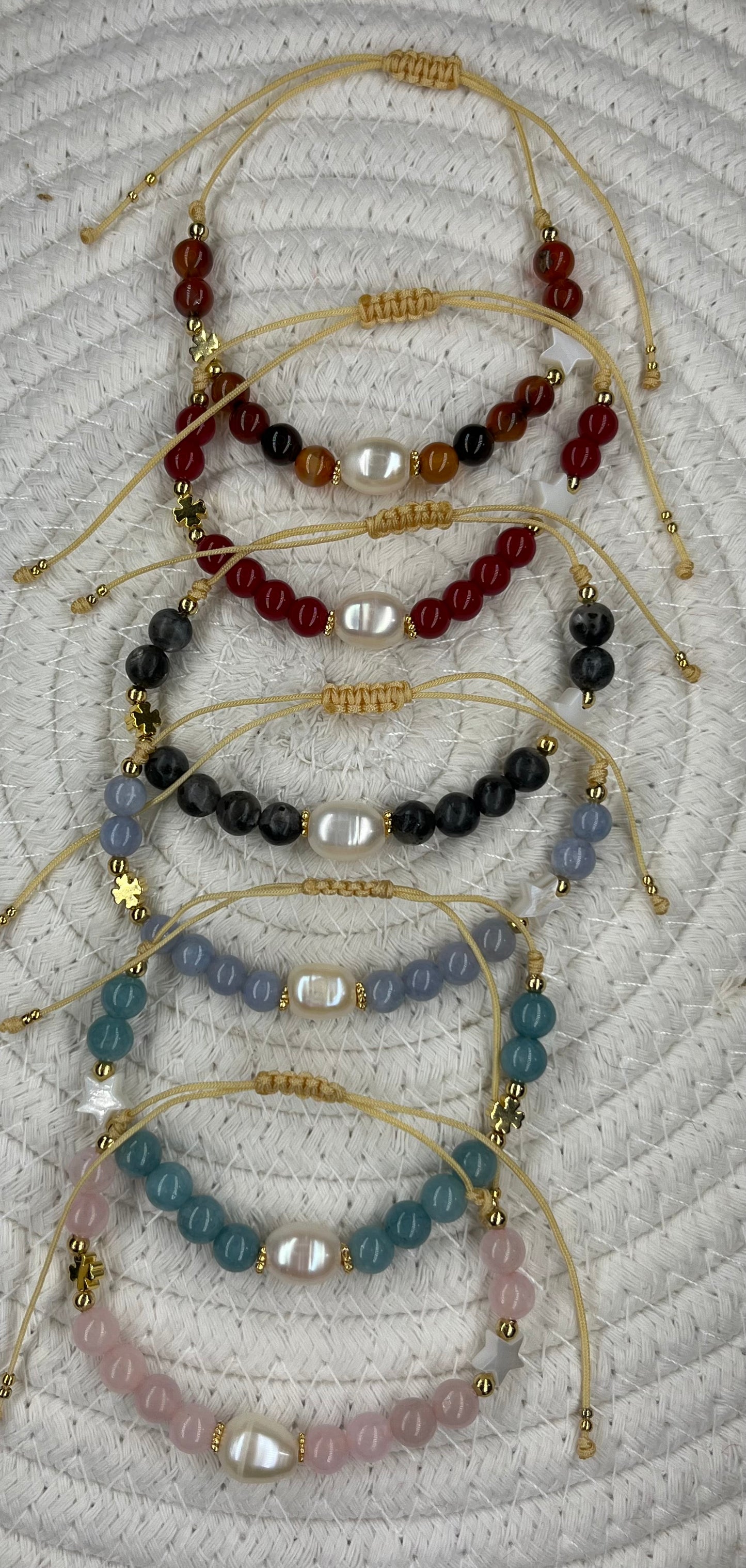 Pulseras Ajustable en piedras autenticas detalles en baño de oro