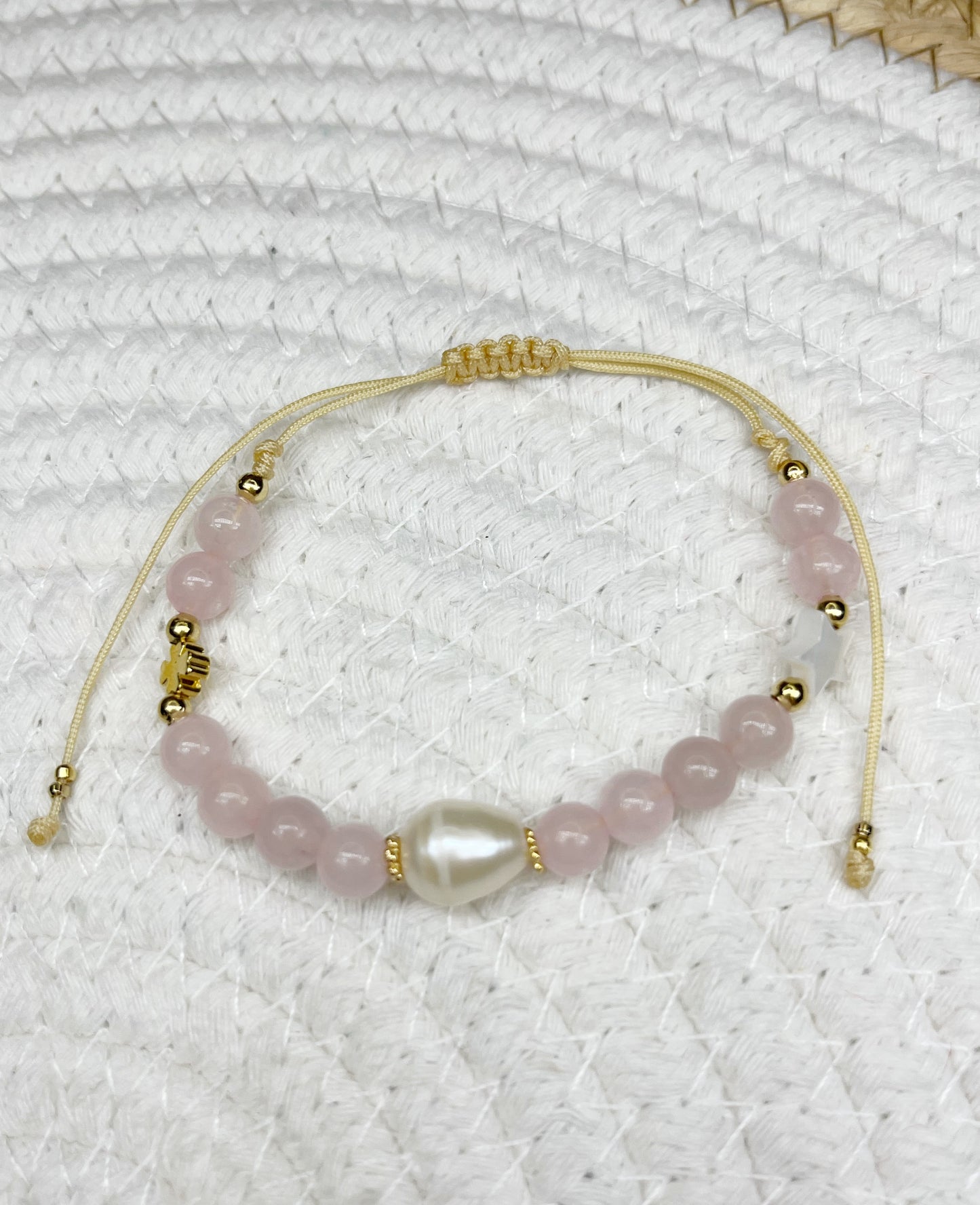 Pulseras Ajustable en piedras autenticas detalles en baño de oro