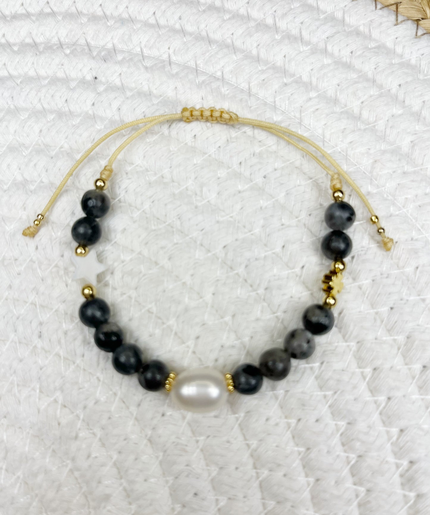 Pulseras Ajustable en piedras autenticas detalles en baño de oro